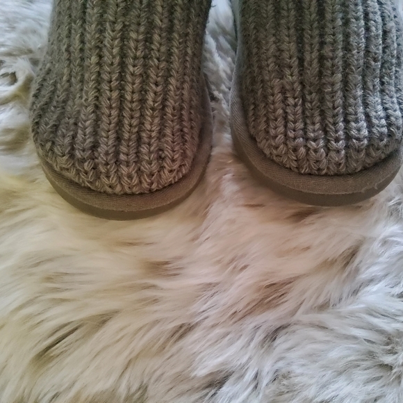 Authentic VGUC UGG Grey CardiSize 3 (LittGirl) 6/7 - Picture 4 of 15